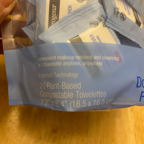 Neutrogena 20 individually wrapped make up remover wipes. NWT NIP fragrance free - Picture 2 of 3